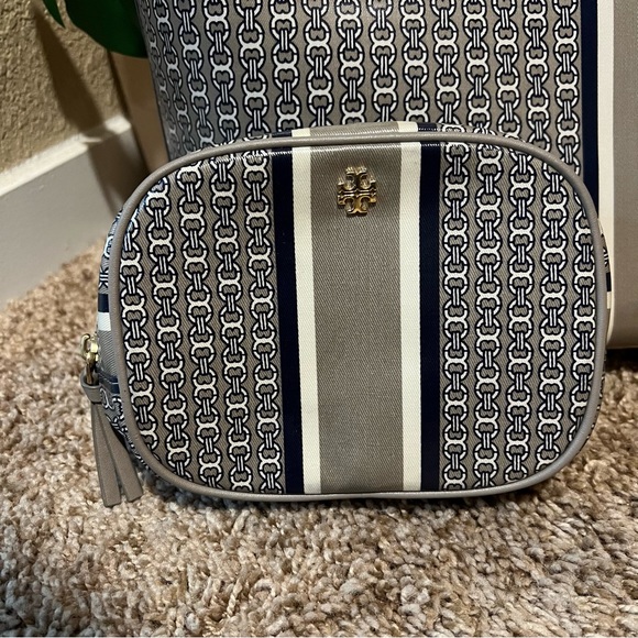 Tory Burch Tote Bag and matching pouch - Picture 10 of 11